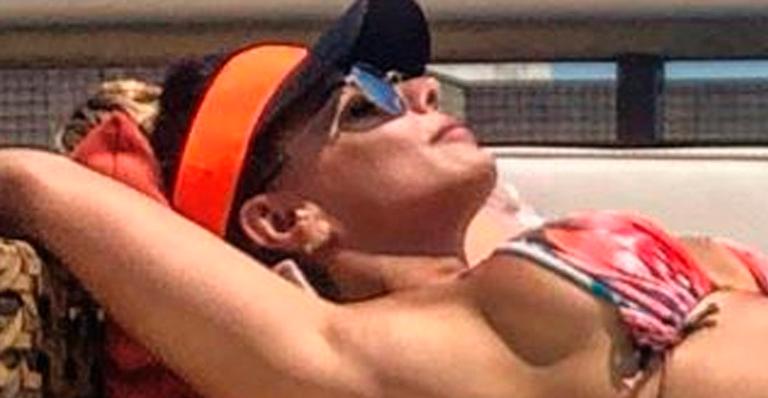Viviane Araújo renova bronzeado na laje com microbiquíni e revela curvas poderosas: ”Escultura”