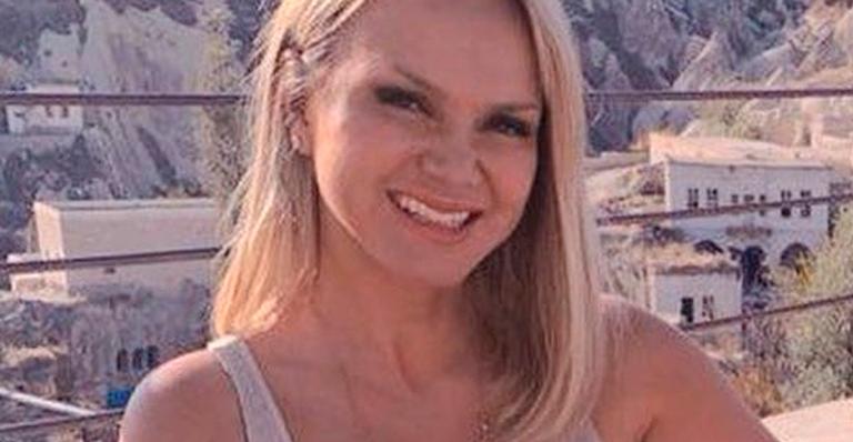 Aos 46 anos, Eliana exibe barriga sequinha ao posar com biquíni mínimo e sem maquiagem: ”Meta de vida”