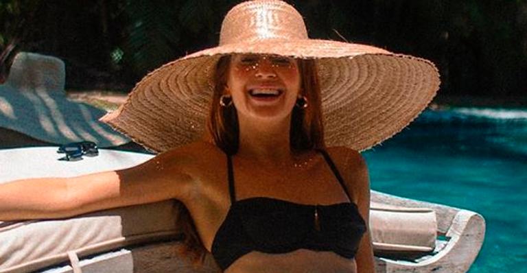 Marina Ruy Barbosa causa frisson ao posar com biquíni fio dental e exibir pernões