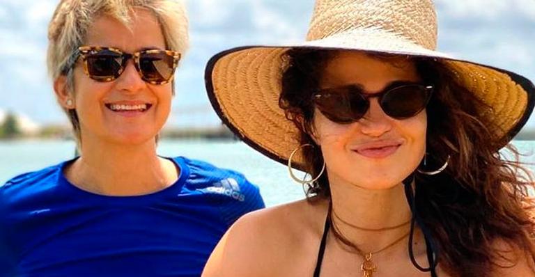Nanda Costa arranca suspiros ao trocar carícias com a esposa em momento apaixonado: ”Minha mulher”