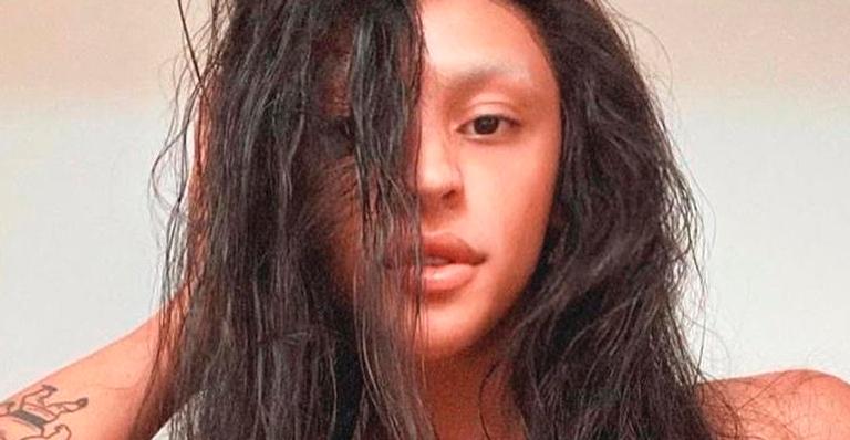 Pabllo Vittar acorda seguidores e quase mostra demais abaixando cueca perigosamente na cama