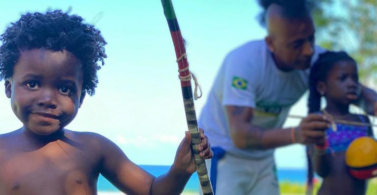 Bruno Gagliasso encanta a web com fotos da primeira aula de capoeira dos filhos: “Turminha linda”