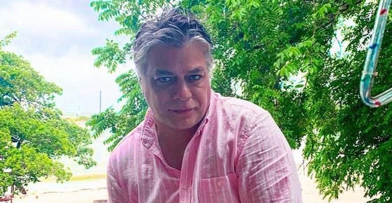 Filho de Fábio Assunção exibe barriga tanquinho em foto na piscina