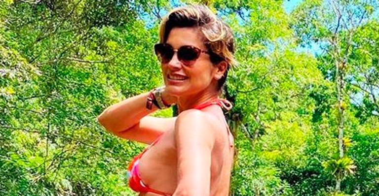 Flávia Alessandra empina bumbum ao posar de microbiquíni e recebe elogios: ”Coloca as novinhas no chinelo”