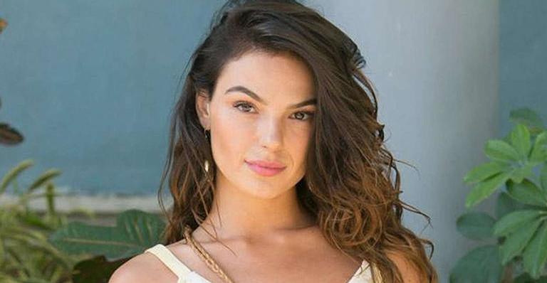 Isis Valverde surge plena de biquíni branco e exibe tatuagem secreta