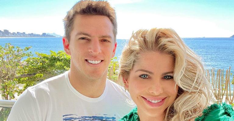 Karina Bacchi tem café da manhã romântico ao lado do marido: “Vista para o amor”