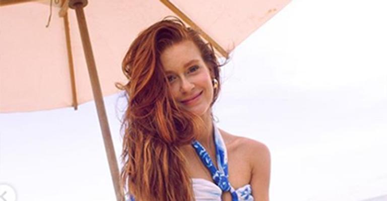 Marina Ruy Barbosa surge chiquérrima e cinturinha fina rouba a cena na praia