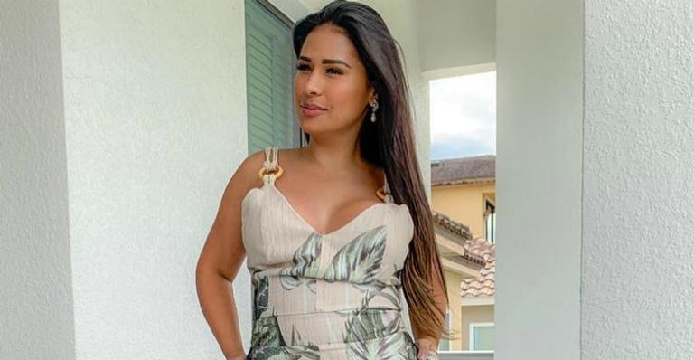 Simone, da dupla com Simaria, surge sem sutiã e mostra resultado da troca de silicone: ”Pagando peitinho”
