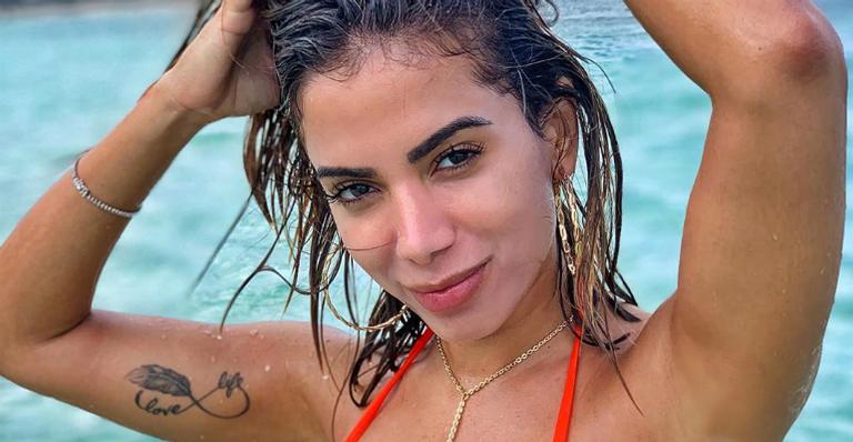Anitta revela praticar outros idiomas flertando com estrangeiros