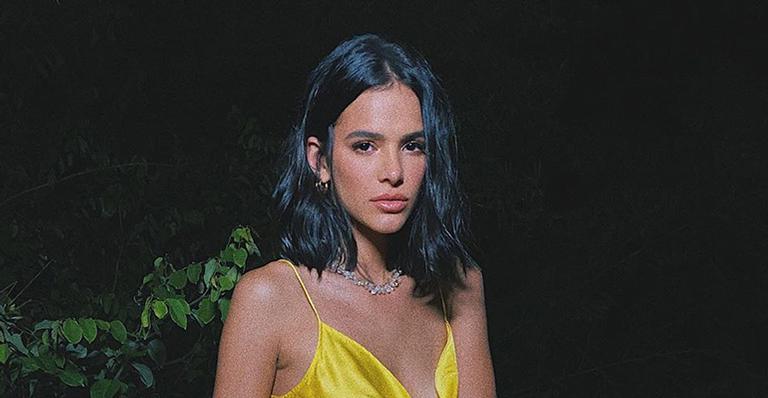 Bruna Marquezine ostenta beleza com biquíni micro e ousado