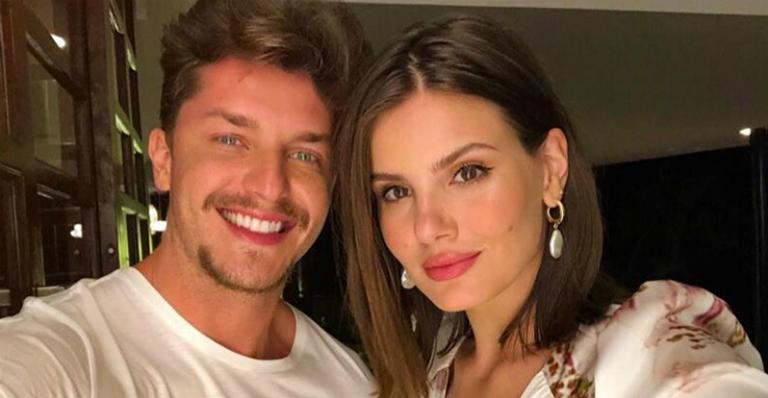 Camila Queiroz e Klebber Toledo curte o final do ano em praia paradisíaca