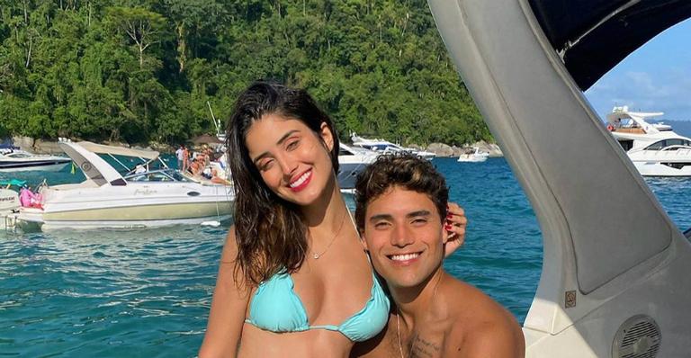 Grávida! Leticia Almeida surge ao lado do marido com barriguinha à mostra