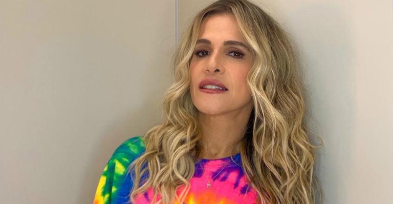 Ingrid Guimarães surpreende seguidores ao surgir só de biquíni na web: ”Sereia”