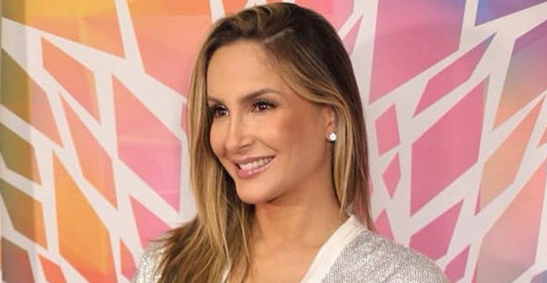 Claudia Leitte mostra a primeira foto com os três filhos após a chegada da caçula