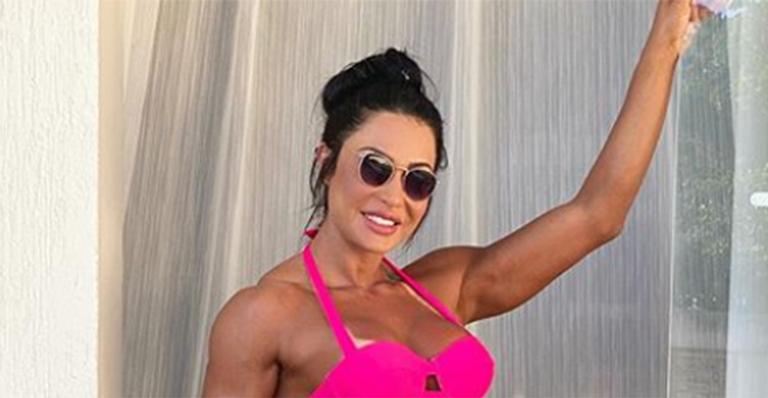 Gracyanne Barbosa exibe corpo musculoso ao surgir com biquíni neon