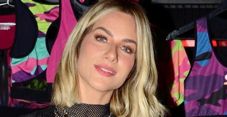 Grávida, Giovanna Ewbank encanta em foto com o marido e os filhos