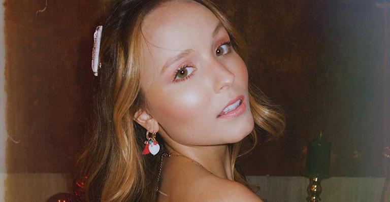 Larissa Manoela surge com look curto feito por estilista queridinho das noivas