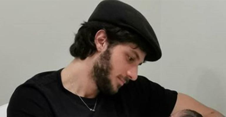Mãe de Chay Suede mostra nova foto do ator com a filha recém-nascida: ‘Olhar apaixonado’