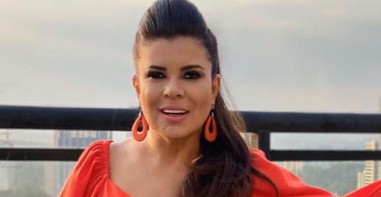 Mara Maravilha surge com maiô ‘engana mamãe’ em dia de folga