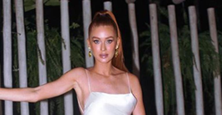 Marina Ruy Barbosa surge com decote ousado nas costas e se inspira em Kate Moss