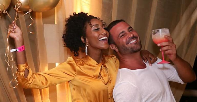 Rodrigo Phavanello pede Sabrina Paiva em casamento durante o réveillon