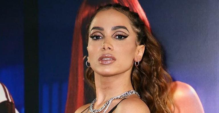 Anitta abaixa o biquíni para mostrar marquinha do sol no quadril