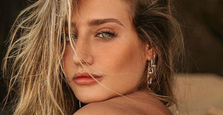 Bruna Griphao ousa e deixa calcinha aparecer em look transparente na virada do ano