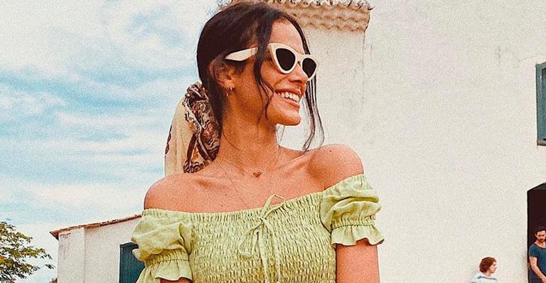 Após polêmicas, Bruna Marquezine desfila pernas esbeltas com vestido curtinho e debocha: ”Trancoso-se”