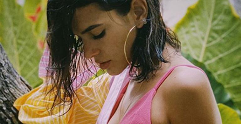 Bruna Marquezine sensualiza ao surgir com biquíni rosa em Trancoso