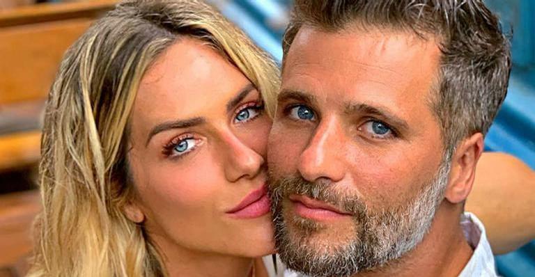 Bruno Gagliasso mostra a barriguinha de grávida da esposa