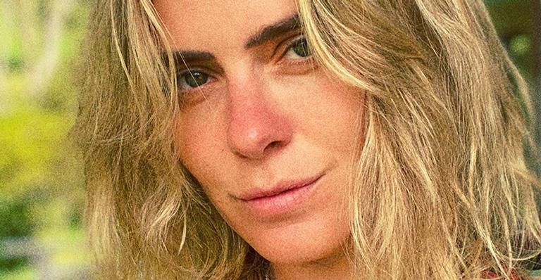 Carolina Dieckmann posa só de biquíni em cachoeira e arranca suspiro de fãs: ”De tirar o fôlego”
