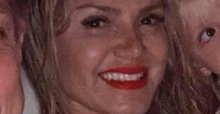 Eliana reúne família em clique raro e semelhança com a caçula chama atenção: ”É a sua cara”