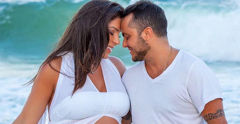 Esposa de Thammy Miranda faz ensaio de gestante e exibe barrigão de 9 meses
