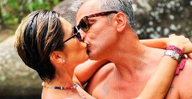 De biquíni minúsculo, Flávia Alessandra troca beijos com Otaviano Costa em clima quente: ”Homem de sorte”