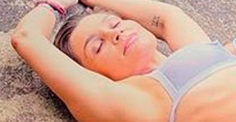 Flávia Alessandra ostenta barriga chapada e curvas poderosas aos 45 anos em clique de biquíni: ”Perfeita”