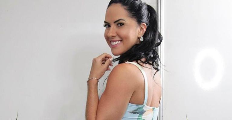 Noiva de Zezé di Camargo, Graciele Lacerda aposta em microvestido e deixa pernões e bumbum em destaque