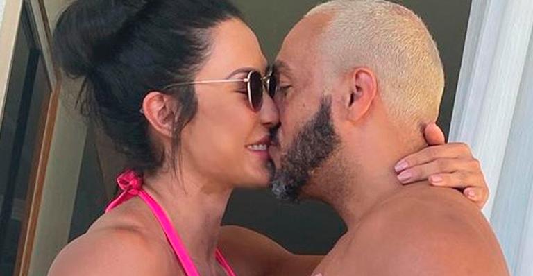 Gracyanne Barbosa troca beijos e carícias com Belo em registro da intimidade do casal: ”Um novo ano”
