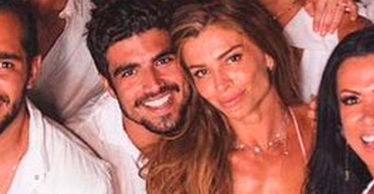 Grazi Massafera deixa mão boba aparecer em foto e vira assunto na web com Caio Castro: ”Amada?”