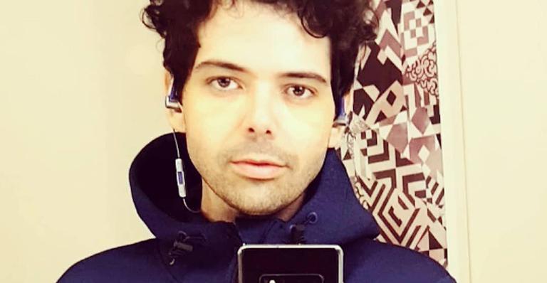 Humorista Gustavo Mendes assume namoro com ex-fã