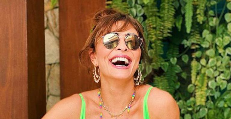 Juliana Paes seduz de biquíni em flagra feito pelo marido