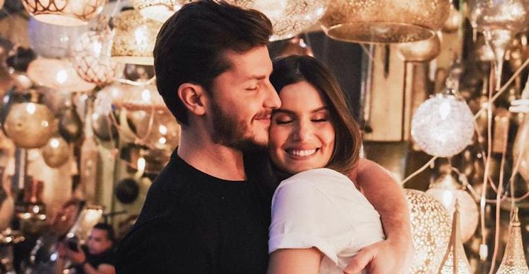 Klebber Toledo e Camila Queiroz mostram beijão durante queima de fogos no Réveillon: ”Minha melhor escolha”