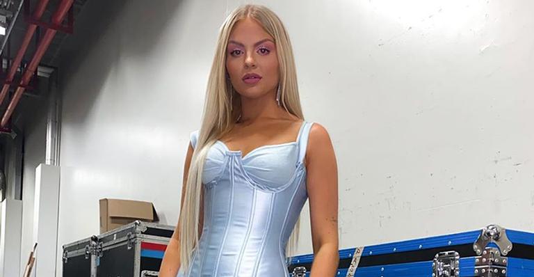 Luísa Sonza ostenta pernões e bumbum enorme em vestido com fenda poderosíssima durante Réveillon