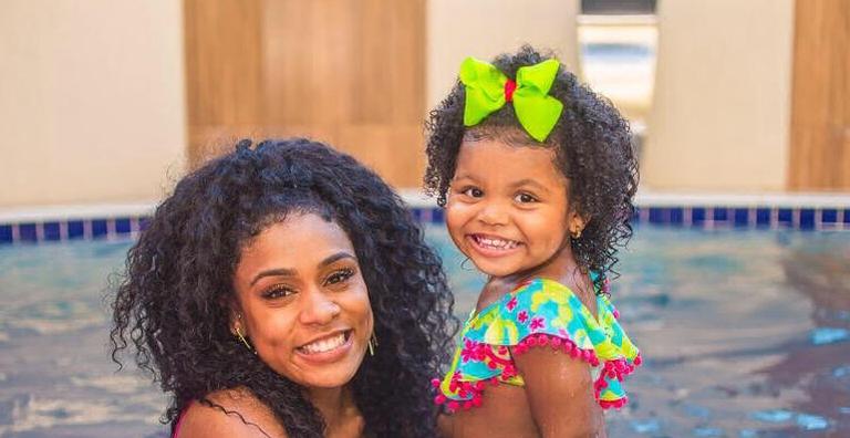 Mc Rebecca encanta a web fazendo coreografia com filha: “Tal mãe, Tal filha”