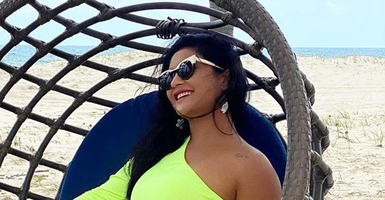 Mileide Mihaile posa de maiô neon e exibe corpo perfeito