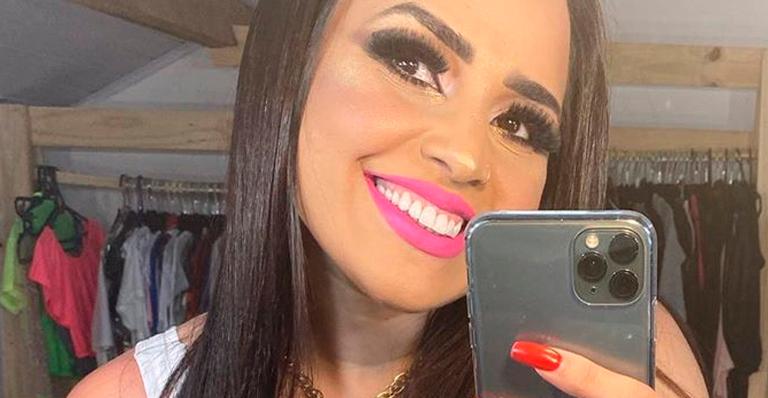 Abusando do decote, Perlla posa com microvestido e é coberta de elogios: ”Mulher mais linda do Brasil”