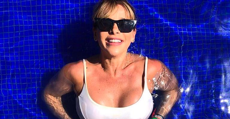 Grávida de cinco meses, Dany Bananinha exibe barriga definida em clique de biquíni