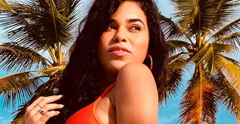 Ex-BBB Elana Valenaria exibe curvas poderosas com biquíni cavado e fã elogia: ”Impacto pra natureza”