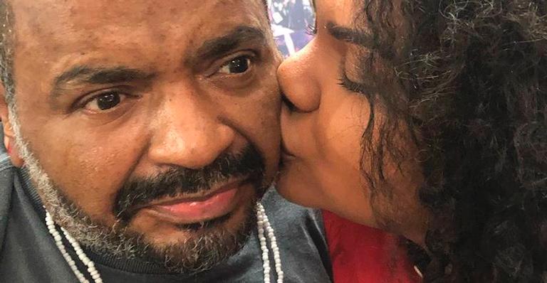 Aos 16 anos, filha de Arlindo Cruz assume romance com intérprete da Grande Rio