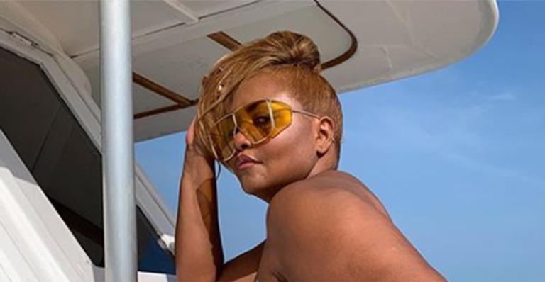 Gaby Amarantos surge com biquíni fio-dental em foto sem retoques