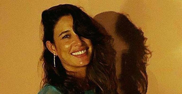 Giselle Itié exibe barrigão de grávida ao usar camisa com transparência